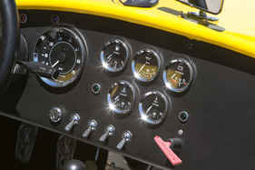Shelby Cobra 289 (1967) - sogar eine Öltemperatur- und eine Tankanzeige sind eingebaut