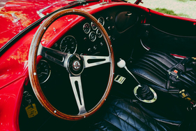 Shelby Cobra 427 (1966) - das dünne Holzlenkrad wollte mit kräftiger Hand geführt werden
