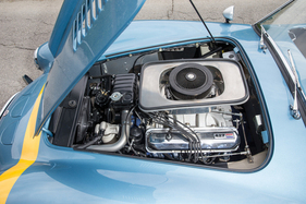Shelby Cobra 427 (1966) - der längs eingebaute V8 sitzt deutlich hinter der Vorderachse