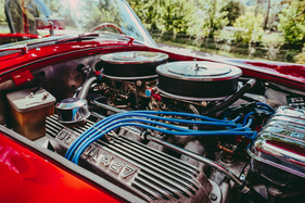 Shelby Cobra 427 (1966) - der mächtige V8 füllt den Motorraum gut aus