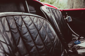 Shelby Cobra 427 (1966) - die Sitze wurden damals als sehr bequem und ausreichend breit beschrieben