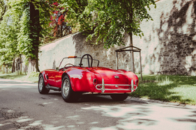 Shelby Cobra 427 (1966) - die beiden runden Heckleuchten pro Seite wurden schon vor vielen Jahren durch frühere rechteckige Versionen ersetzt