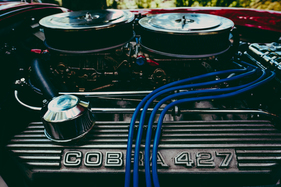 Shelby Cobra 427 (1966) - zwei Vierfach-Fallstromvergaser sorgen für die Befüllung des Motors