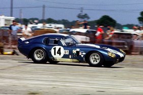 Shelby Cobra Daytona Coupe (1965) - Die Cobra Daytona Nummer #14 mit Bob Johnson und Tom Payne erreichte das Ziel auf Gesamtplatz 7 (12 Stunden von Sebring 1965)