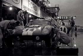 Shelby Cobra Daytona Coupe (1965) - Die Shelby Cobra #14 mit Bob Johnson und Tom Payne beim Boxenstopp im Regen (12 Stunden von Sebring 1965)
