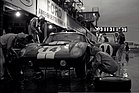 Shelby Cobra Daytona Coupe (1965) - Die Shelby Cobra #14 mit Bob Johnson und Tom Payne beim Boxenstopp im Regen (12 Stunden von Sebring 1965)