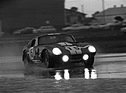 Bild: Shelby Cobra Roadster (1964) - Tommy Hitchcock im Shelby Cobra Roadster bahnt sich seinen Weg durch die Regenlachen (12 Stunden von Sebring 1964)