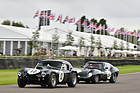 Shelby Cobra im Zweikampf mit einem Lister-Jaguar Coupé 1963 gefahren von Tom Kristensen - Royal Automobile Club TT Celebration (RAC TT) - Goodwood Revival 2015