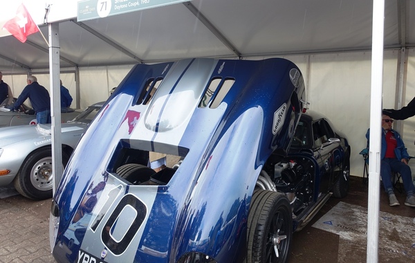 Shelby Daytona Coupé (1965) scheint etwas Abkühlung zu brauchen – Classic Days 2025