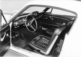 Shelby GT 350 (1965) - Modell mit Bandtacho, Drehzahlmesser auf dem Armaturenbrett Shelby GT 350 (1965) - Modell mit Bandtacho, Drehzahlmesser auf dem Armaturenbrett