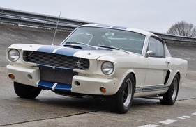 Shelby GT 350 Coupé Fastback (1966) - an der Artcurial Rétromobile Versteigerung für Euro 115,000 zugeschlagen (Lot 332)