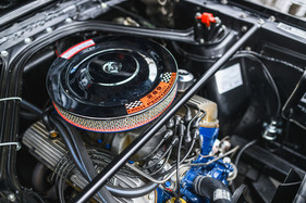 Shelby GT 350-H (1966) – Der Luftfilter verbirgt den Vierfach-Vergaser und die neue "High-Riser"-Ansaugbrücke