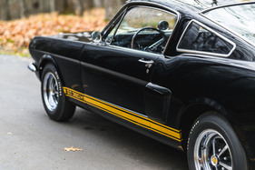 Shelby GT 350-H (1966) – Die Hutzen vor den Hinterrädern sind keine Deko, sondern sammeln Kühlluft für die Bremsen