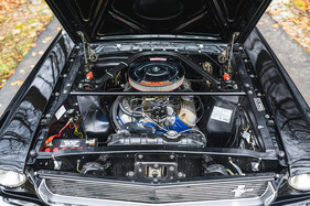 Shelby GT 350-H (1966) – Eine zusätzliche Querstrebe vor dem Luftfilter versteift den Vorderwagen