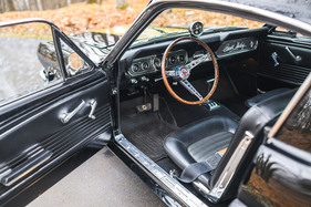Shelby GT 350-H (1966) – Standard-Mustang-Interieur in schwarzem Vinyl. Die Intarsie im Bremspedal weist auf die Scheibenbremsen hin