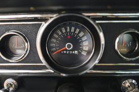 Shelby GT 350-H (1966) – Tacho bis 140 mph (225 km/h). Bis die Nadel ganz rechts klebt, vergehen knapp 40 Sekunden