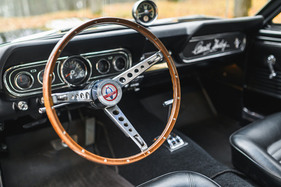 Shelby GT 350-H (1966) – stark geschüsseltes Holzlenkrad mit Huptasten in den Speichen