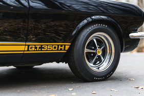 Shelby GT 350-H (1966) – verchromte Magnum-500-Räder mit dem Logo des "Hertz Sports Car Club" in der Mitte