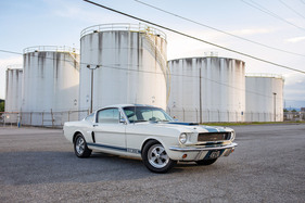 Shelby GT350 "Carry-Over" (1966) - als Lot 228 an der RM/Sotheby's Monterey Versteigerung vom 12. bis 14. August 2021