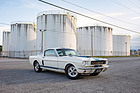 Bild: Shelby GT350 "Carry-Over" (1966) - als Lot 228 an der RM/Sotheby's Monterey Versteigerung vom 12. bis 14. August 2021