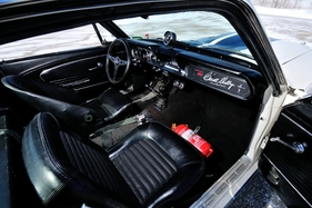 Shelby Mustang GT 350 (1966) - Schalensitz für den Fahrer, Serienbestuhlung für den Beifahrer