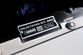 Shelby Mustang GT 350 (1966) - die Herstellerplakette von Shelby
