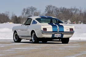 Shelby Mustang GT 350 (1966) - rund 1100 kg schwer war ein rennfertiger Shelby Shelby Mustang GT 350 (1966) - rund 1100 kg schwer war ein rennfertiger Shelby