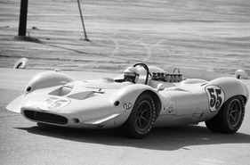 Der Shelby T-10 Can-Am Cobra wurde von Len Terry und Frank Nichols für Carroll Shelby konstruiert. In den Händen von Jerry Titus floppte die unorthodoxe Konstruktion um den Ford-V8 grandios.