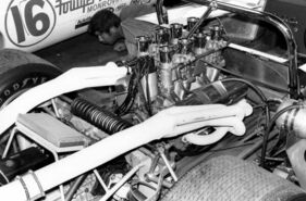 Die Can-Am-Cobra hatte pro Achse nur eine querliegende Schraubenfeder, auf die der obere Querlenker über Umlenkhebel wirkte. Karosseriebewegungen um die Längsachse wurden nur von Stabilisatoren aufgefangen. Das Fünfganggetriebe stammte von ZF.