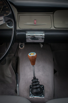 Siata 1300 Coupé 2+2 (1962) - Schalthebel auf der Mittelkonsole