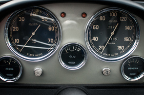 Siata 1300 Coupé 2+2 (1962) - die Hauptinstrumente für Drehzahl und Geschwindigkeit sind direkt vor dem Fahrer angeordnet