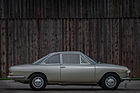 Siata 1300 Coupé 2+2 (1962) - glattflächige Silhouette, man beachte die visuelle Fortsetzung des hinteren Radausschnittes