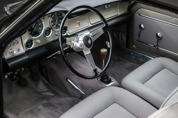 Siata 1300 Coupé 2+2 (1962) - im Gegensatz zur Limousine Fiat 1300/1500 mit Lenkradschaltung sass beim Siata Coupé der Schaltheben in der Mitte