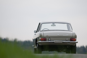 Siata 1300 Coupé 2+2 (1962) - sehr schlichte Heckpartie mit kleinen Leuchteinheiten