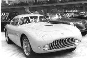 Siata 208 CS (1953) - das Coupé, ausgestellt zwischen anderen Raritäten