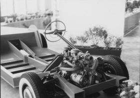 Siata Daina 1400 (1950) - Chassis und Fiat-1400-Motor, von vorne gesehen am Turiner Autosalon 1950