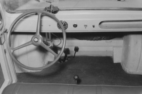 Siata Mitzi (1953) – Höchst spartanisches Interieur mit Ersatzrad unter dem Armaturenbrett Siata Mitzi (1953) – Höchst spartanisches Interieur mit Ersatzrad unter dem Armaturenbrett