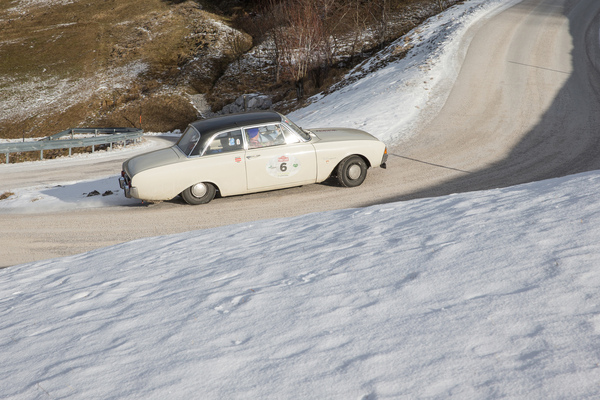 Sicher ist nicht jedes Auto für eine harte Winterrallye geeignet, ein Taunus 17m …