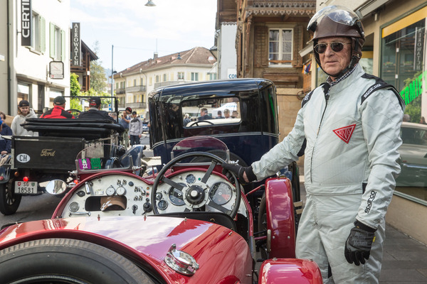 Image: Safety first: modern, fireproof racing suit in the spirit of a long-lost brand - classic cars in Obwalden 2024