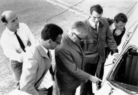 Sicherheits-Spezialist Béla Barényi im Jahr 1967 im Gespräch mit seinen Mitarbeitern nach erfolgreichem Crashversuch auf dem Testgelände in Sindelfingen