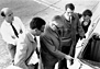 Sicherheits-Spezialist Béla Barényi im Jahr 1967 im Gespräch mit seinen Mitarbeitern nach erfolgreichem Crashversuch auf dem Testgelände in Sindelfingen (© Mercedes-Benz AG, 1967)