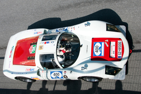 Sicht von der VIP Terasse auf den Porsche 906 Carrera 6 (1966) an der Arosa ClassicCar 2013 – Renn- & Competition Klasse