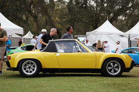 Sichtbar, aber absolut sinnstiftend modifiziert ist hingegen dieser wertvolle 914/6 GT: Er rannte schon 1971 in der mischberäderten Aufmachung, die hier so befremdlich wirkt. Zum Beispiel bei den 1000 Kilometern von Monza.
