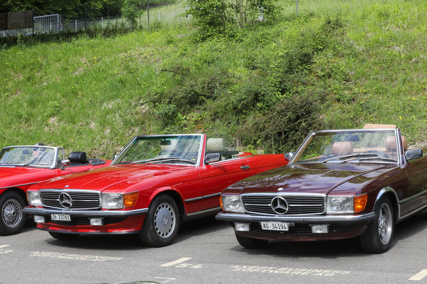 Sichtbare Modellpflege am SL: rechts die alte ohne, links die neue Frontschürze mit Spoiler – Older Classics Mai 2024