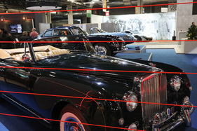 Sichtbare "Schutzzäune" bei Kidston – Rétromobile Paris 2025