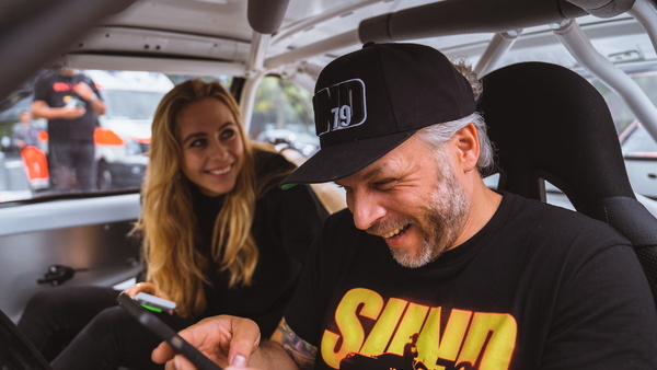 Bild: Sidney Hoffmann beim Inspizieren der Kandidaten - Hot Wheels Legends Tour Germany Finals 2022