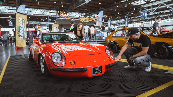 Bild: Sidney Hoffmann inspiziert den Puma GTE - Hot Wheels Legends Tour Germany Finals 2022