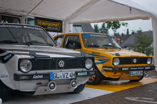 Sie genossen ebenfalls eine grosse Fangemeinde - die VW Golf GTi aus den Jahren 1979 (links) und 1980 – Eifel Rallye Festival 2013