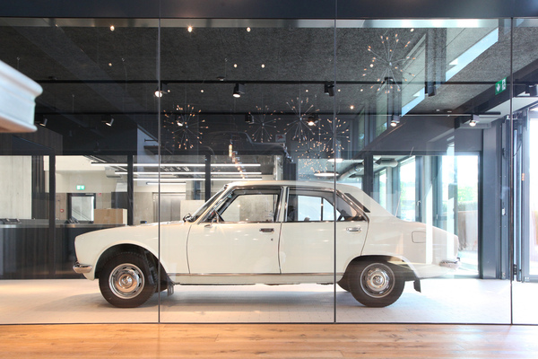 Bild: Sie heisst Valérie - die Limousine Peugeot 504 TI von 1977 - hier im Eingangsbereich der Autohalle, genannt Cat Walk