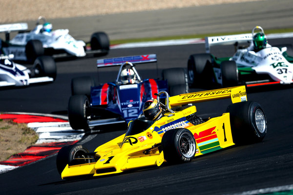 Bild: Sie sind auch 2019 die Stars unter den Rennserien beim AvD-Oldtimer-Grand-Prix - Wenn die historischen Formel-1-Boliden der FIA Masters Historic Formula One Championship an den Start gehen, sind die Tribünen am Nürburgring voll